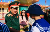 Thượng tướng Võ Minh Lương động viên chiến sĩ lên đường làm nhiệm vụ bảo vệ Tổ quốc tại điểm giao, nhận quân huyện Nhơn Trạch.