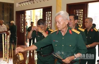 Các đại biểu thắp hương tại Nhà truyền thống thờ Chủ tịch Hồ Chí Minh và anh hùng liệt sĩ hy sinh cho quá trình đấu tranh giành độc lập của dân tộc.