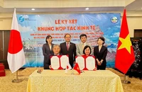 Phó Chủ tịch Ủy ban nhân dân tỉnh Đồng Nai Nguyễn Thị Hoàng và đại diện lãnh đạo Cục Kinh tế, Thương mại và Công nghiệp Vùng Kansai ký kết bản thỏa thuận hợp tác lần thứ 5.