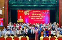 Lãnh đạo tỉnh Đồng Nai cùng với các văn nghệ sĩ, trí thức tại buổi gặp mặt.