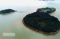 Nhiều công trình đã được xây dựng trên đảo Ó và đảo Đồng Trường để kinh doanh dịch vụ du lịch. Đây là 2 hòn đảo nằm tách biệt, được ví như “viên ngọc sáng giữa lòng hồ Trị An”.