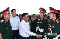 Thường trực Ban Bí thư Trần Cẩm Tú động viên lực lượng tham gia diễu binh đang luyện tập tại Đồng Nai.