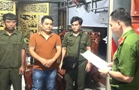 Cơ quan điều tra thi hành lệnh khám xét tại nhà Nguyễn Bá Thanh (áo nâu). (Ảnh: Công an tỉnh Đồng Nai)