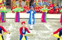 Nghệ nhân Ưu tú Lê Thành Lộc (áo xanh), người gìn giữ và trao truyền các làn điệu hát ru ở Cảnh Dương biểu diễn trong một lễ hội ở làng biển này.