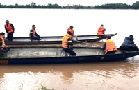 Lực lượng chức năng của tỉnh Quảng Bình tìm kiếm người mất tích trên sông Long Đại.