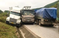 Hiện trường vụ tai nạn trên Quốc lộ 12A gây tắc đường từ Quảng Bình sang nước bạn Lào.