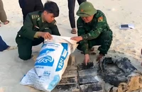 Bộ đội Biên phòng Quảng Bình thu gom ma túy trôi dạt trên bãi biển xã Ngư Thủy Bắc, huyện Lệ Thủy.