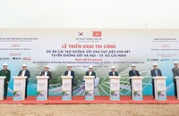 Các đại biểu thực hiện nghi thức Lễ triển khai thi công dự án cải tạo đường sắt khu vực Khe Nét, tỉnh Quảng Bình.