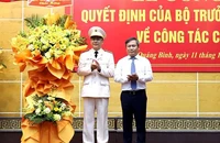 Ủy viên Trung ương Đảng, Bí thư Tỉnh ủy Quảng Bình Vũ Đại Thắng tặng hoa chúc mừng Đại tá Nguyễn Thanh Liêm, tân Giám đốc Công an tỉnh.