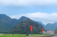 Thị trấn Phong Nha có nhiều núi đá vôi dưới tác động của các đợt mưa, lũ và thay đổi về nhiệt độ, thời tiết xuất hiện 1 vị trí rạn nứt lớn có nguy cơ cao bị sạt lở.