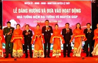 Lãnh đạo tỉnh Quảng Bình và Quân khu 4 cắt băng khánh thành Nhà tưởng niệm Đại tướng Võ Nguyên Giáp ở quê nhà An Xá, xã Lộc Thủy, huyện Lệ Thủy.