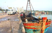 Một tàu cá bị cháy tại Quảng Bình. (Ảnh minh họa)