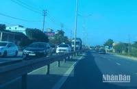 Quốc lộ 1 đoạn qua cầu Gianh ùn ứ phương tiện theo chiều từ bắc vào nam.