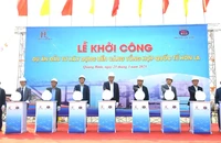 Các đại biểu thực hiện nghi thức khởi công dự án cảng tổng hợp quốc tế Hòn La.