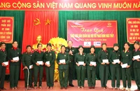 Thiếu tướng Đoàn Xuân Bộ, Tổng biên tập Báo Quân đội nhân dân trao quà các nữ dân quân pháo binh Ngư Thủy