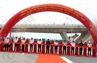 Các đại biểu cắt băng thông xe kỹ thuật dự án thành phần cao tốc bắc-nam phía đông đoạn Bùng-Vạn Ninh, tỉnh Quảng Bình.