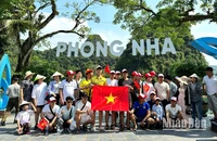 Du khách chụp ảnh lưu niệm trước khi xuống thuyền tham quan động Phong Nha và động Tiên Sơn.