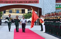 Thủ tướng Chính phủ Phạm Minh Chính và đoàn công tác tới thăm, làm việc với Bộ Tư lệnh Quân khu 4. (Ảnh: TRẦN HẢI)