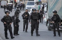 Cảnh sát Israel điều tra hiện trường 1 vụ tấn công tại Jerusalem, ngày 20/3/2022. (Ảnh: AFP/TTXVN)