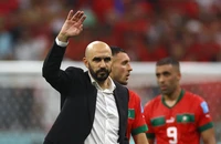 Huấn luyện viên Walid Regragui tri ân người hâm mộ tới sân cổ vũ đội tuyển Maroc sau trận bán kết. (Ảnh: Reuters)