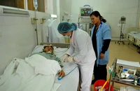 Điều trị cho bệnh nhân có bảo hiểm y tế tại Bệnh viện Trung ương Quân đội 108. (Ảnh: NGUYỄN ĐĂNG)