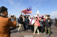 Khách du lịch quốc tế trên đỉnh Fansipan. (Ảnh: THÀNH ĐẠT)
