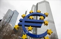 Biểu tượng đồng euro ở phía trước trụ sở Ngân hàng Trung ương châu Âu ở Frankfurt, Đức. (Ảnh: AFP/TTXVN)