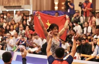 Các nữ vận động viên đội tuyển Vật Việt Nam đã có ngày thi đấu thăng hoa để giành trọn vẹn 6 tấm Huy chương Vàng ở các hạng cân trong ngày thi đấu 15/5 tại SEA Games 32. Trong ảnh, vận động viên Nguyễn Thị Xuân giành Huy chương Vàng môn Vật ở hạng cân 50kg nữ sau khi đánh bại đối thủ người Philippines. (Ảnh: TTXVN)
