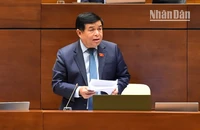 Bộ trưởng Kế hoạch và Đầu tư Nguyễn Chí Dũng giải trình, làm rõ nội dung đại biểu Quốc hội nêu. (Ảnh: THỦY NGUYÊN)