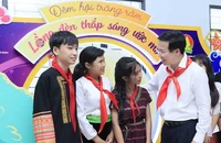 Chủ tịch nước Võ Văn Thưởng với thiếu nhi tỉnh Bình Phước. (Ảnh: TTXVN)