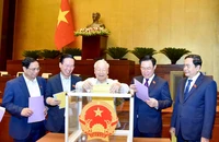 Lãnh đạo Đảng, Nhà nước bỏ phiếu kín đánh giá tín nhiệm 44 chức danh do Quốc hội bầu hoặc phê chuẩn, sáng 25/10. (Ảnh: DUY LINH)