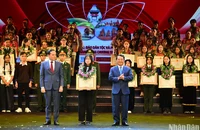 Phó Thủ tướng Trần Lưu Quang và Bộ trưởng, Chủ nhiệm Ủy ban Dân tộc Hầu A Lềnh trao bằng khen tặng các học sinh, sinh viên, thanh niên dân tộc thiểu số xuất sắc, tiêu biểu.