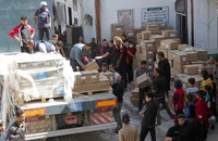 Bốc dỡ hàng viện trợ y tế ở phía bắc dải Gaza. (Ảnh: Reuters)