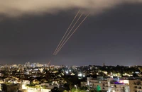 Hệ thống chống tên lửa của Israel kích hoạt phản ứng sau khi Iran phóng máy bay không người lái và tên lửa về phía Israel, nhìn từ Ashkelon, Israel, ngày 14/4/2024. (Ảnh: Reuters)