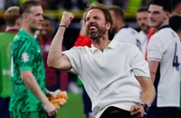 Huấn luyện viên Gareth Southgate ăn mừng phấn khích sau khi tuyển Anh giành vé vào chung kết. (Ảnh: Reuters)