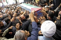 Những người đưa tang khiêng quan tài của thủ lĩnh Hamas bị ám sát, Ismail Haniyeh trong lễ tang của ông tại Tehran, Iran, ngày 1/8/2024. (Ảnh: Văn phòng Lãnh tụ tối cao Iran/WANA/Reuters)