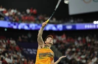 Kunlavut Vitidsarn thi đấu trong trận tranh huy chương vàng đơn nam cầu lông Olympic Paris 2024 với Viktor Axelsen, Porte de La Chapelle Arena, Paris, Pháp, ngày 5/8/2024. (Ảnh: Reuters)