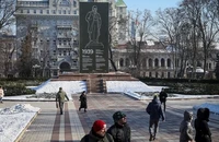 Người dân đi bộ trong công viên gần tượng đài nhà thơ Ukraine Taras Shevchenko ở trung tâm Kiev, Ukraine, ngày 8/2/2023. (Ảnh: Reuters)