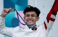 Veddriq Leonardo ăn mừng tấm HCV đầu tiên cho Indonesia tại Olympic Paris 2024. (Ảnh: Reuters)