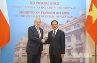 Bộ trưởng Ngoại giao Bùi Thanh Sơn và Bộ trưởng Ngoại giao Chile Alberto Van Klaveren. (Ảnh: TRUNG HƯNG)