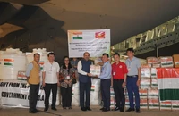 Đại sứ Ấn Độ tại Việt Nam Sandeep Arya trao hàng cứu trợ cho đại diện Bộ Nông nghiệp và Phát triển Nông thôn.