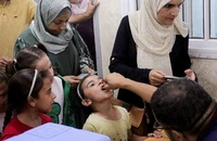 Trẻ em Palestine được uống vaccine ngừa bại liệt, Jabalia, phía bắc Dải Gaza, ngày 10/9/2024. (Ảnh: Reuters)