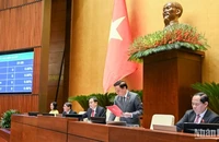 Chủ tịch Quốc hội Trần Thanh Mẫn cùng các Phó Chủ tịch Quốc hội biểu quyết thông qua Nghị quyết Kỳ họp thứ 8, Quốc hội khóa XV. (Ảnh: DUY LINH)