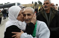 Người thân đón các tù nhân Palestine được trả tự do tại thành phố Ramallah, Khu Bờ Tây, ngày 1/2/2025. (Ảnh: THX/TTXVN)