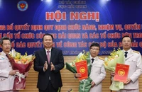 Thứ trưởng Tài chính Nguyễn Đức Chi trao quyết định và tặng hoa chúc mừng 3 Phó Cục trưởng Cục Hải quan.