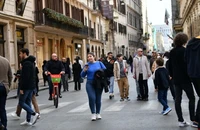 Người đi bộ trên đường phố ở Rome, Italia, ngày 11/2/2022. (Ảnh minh họa: Xinhua)