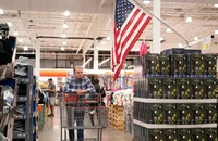 Khách hàng mua sắm tại một siêu thị ở Foster City, California, Mỹ, ngày 15/5/2024. (Ảnh minh họa: Xinhua)