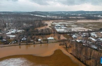 Một khu vực nông thôn bị ngập lụt ở hạt Hart, bang Kentucky, Mỹ, ngày 16/2/2025. (Ảnh minh họa: Xinhua)