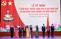 Thừa ủy quyền của Chủ tịch nước và lãnh đạo Đảng, Phó Chủ tịch nước Võ Thị Ánh Xuân trao Huân chương Lao động hạng Ba (lần thứ 2) cho tập thể lãnh đạo, cán bộ, công nhân viên và người lao động Công ty TNHH một thành viên In Báo Nhân Dân Hà Nội. (Ảnh: ĐẠI GIANG)