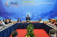 Thứ trưởng Giáo dục và Đào tạo Nguyễn Văn Phúc chủ trì Phiên thảo luận số 4 với chủ đề Đầu tư vào con người - Kiến tạo đội ngũ cho nền kinh tế tương lai. (Ảnh: DUY LINH)